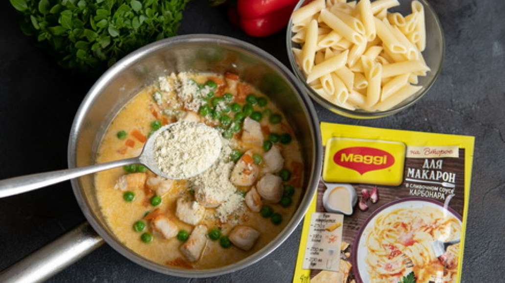 Разогреть в глубокой сковородке растительное масло и обжарить курицу до золотистого цвета. Добавить болгарский перец и зелёный лук, продолжать готовить 5 минут. Влить сливки, добавить половину сыра и базилик, прогревать 1 минуту. Переложить в сковородку п