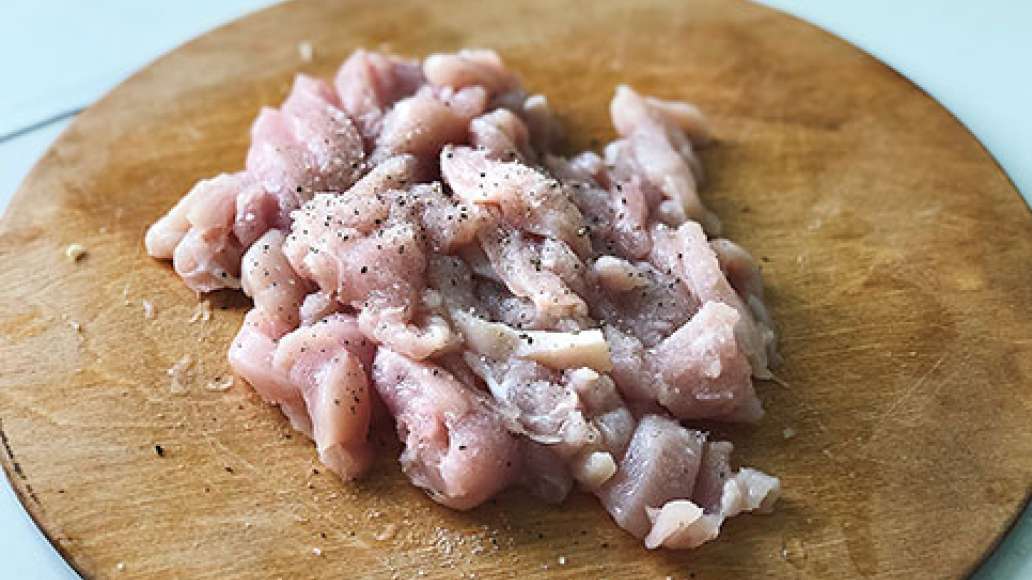 Курицу разрезать пополам вдоль, далее нарезать тонкими полосками. Посолить и поперчить.