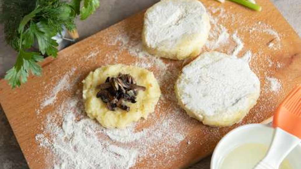 Из картофельной массы слепить лепешки, в середину каждой положить грибы и соединить края, формируя зразы овальной формы.Обвалять зразы в манке. Застелить противень пергаментной бумагой и разложить зразы. Смазать растительным маслом и запекать в разогретой Из картофельной массы слепить лепешки, в середину каждой положить грибы и соединить края, формируя зразы овальной формы.Обвалять зразы в манке. Застелить противень пергаментной бумагой и разложить зразы. Смазать растительным маслом и запекать в разогретой