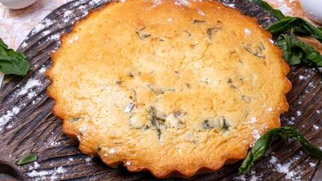 Подать шарлотку украшенной на свой вкус.
