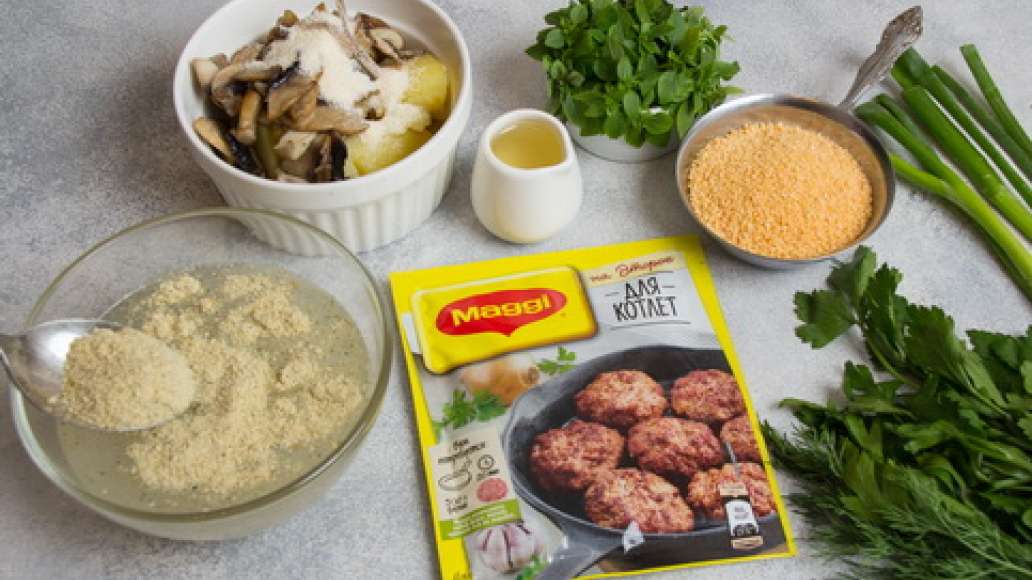 Шампиньоны нарезать ломтиками и обжарить. Содержимое пакетика MAGGI НА ВТОРОЕ для котлет высыпать в теплую воду размешать и дать настояться. Смешать картофель, обжаренные шампиньоны с манкой и MAGGI НА ВТОРОЕ для котлет. Сформовать котлеты запанировав и Шампиньоны нарезать ломтиками и обжарить. Содержимое пакетика MAGGI НА ВТОРОЕ для котлет высыпать в теплую воду размешать и дать настояться. Смешать картофель, обжаренные шампиньоны с манкой и MAGGI НА ВТОРОЕ для котлет. Сформовать котлеты запанировав и