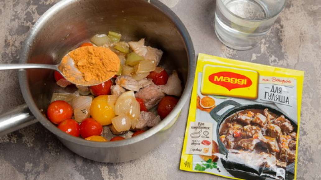 Добавить MAGGI® НА ВТОРОЕ для гуляша, воду, помидоры в собственном соку. По желанию добавить острый перец нарезанный колечками. Тушить 10-15 минут. За 10 минут до готовности положить помидоры черри. Добавить MAGGI® НА ВТОРОЕ для гуляша, воду, помидоры в собственном соку. По желанию добавить острый перец нарезанный колечками. Тушить 10-15 минут. За 10 минут до готовности положить помидоры черри.