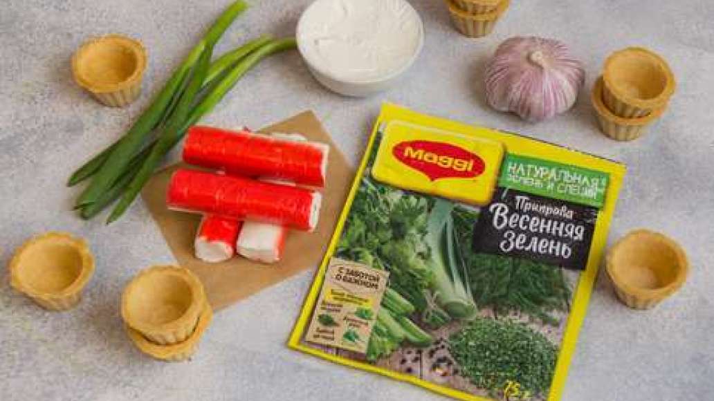 Очистить чеснок. Зеленый лук мелко нарезать. Освободить крабовые палочки от упаковки и произвольно нарезать. Очистить чеснок. Зеленый лук мелко нарезать. Освободить крабовые палочки от упаковки и произвольно нарезать.