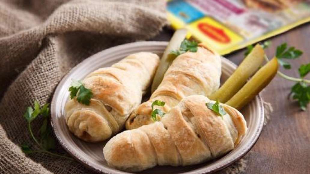 Готово! Вместе с запеченными в тесте куриными голенями на тарелку можно положить и маринованные огурчики: дети обычно очень любят ими похрустеть.