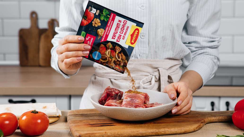 Нарезать баранину кусками размером 4 х 4 см. Добавить MAGGI® Приправу для сочного мяса и шашлыка, растительное масло и тщательно перемешать. Мариновать 30 минут. Нарезать баранину кусками размером 4 х 4 см. Добавить MAGGI® Приправу для сочного мяса и шашлыка, растительное масло и тщательно перемешать. Мариновать 30 минут.