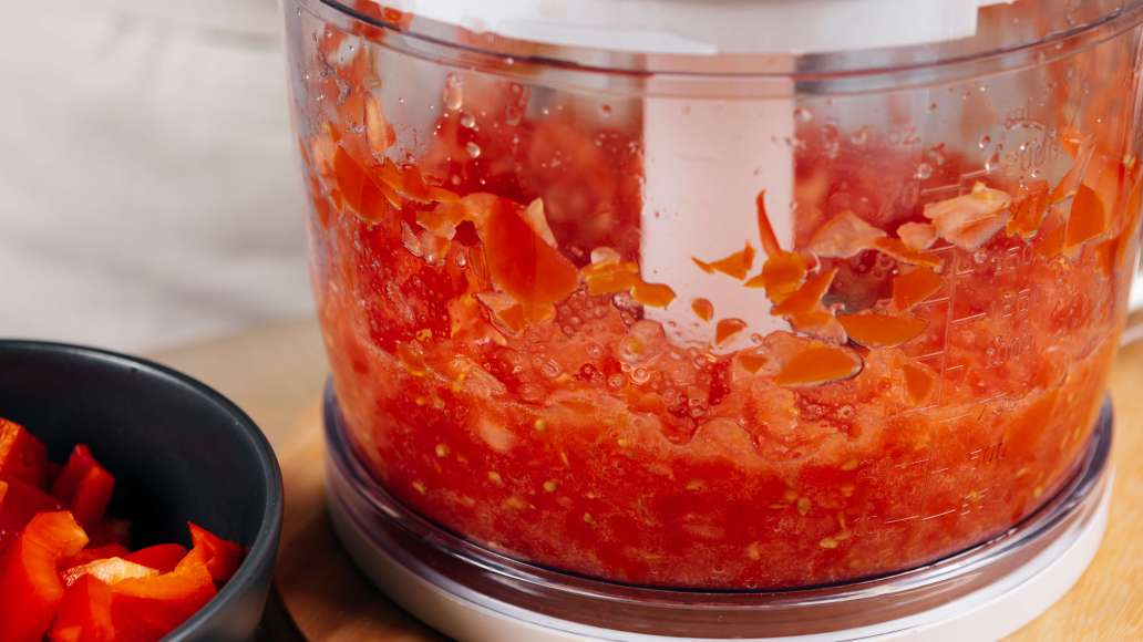 Очистить и измельчить чеснок. Пропустить томаты через мясорубку или измельчить при помощи кухонного комбайна или стационарного блендера. Перелить массу в кастрюлю или сотейник с толстым дном. Очистить и измельчить чеснок. Пропустить томаты через мясорубку или измельчить при помощи кухонного комбайна или стационарного блендера. Перелить массу в кастрюлю или сотейник с толстым дном.