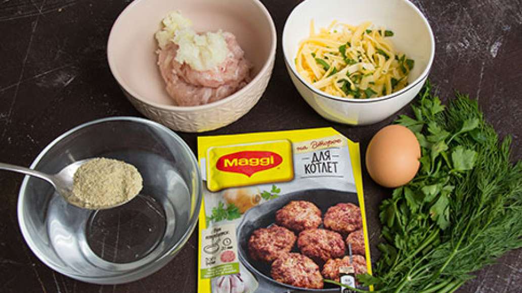 Содержимое пакетика MAGGI НА ВТОРОЕ для котлет высыпать в теплую воду, размешать и дать настояться. Смешать фарш, MAGGI НА ВТОРОЕ для котлет. Добавить сыр внутрь котлеты. Сформовать котлеты, запанировав их в сухарях. Содержимое пакетика MAGGI НА ВТОРОЕ для котлет высыпать в теплую воду, размешать и дать настояться. Смешать фарш, MAGGI НА ВТОРОЕ для котлет. Добавить сыр внутрь котлеты. Сформовать котлеты, запанировав их в сухарях.