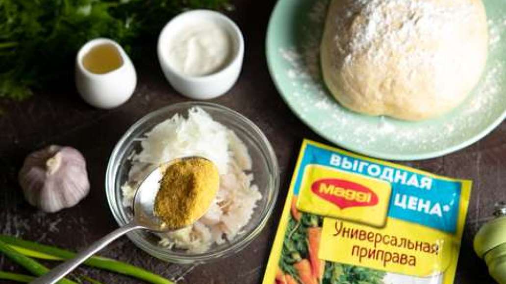 Перемешать рыбный фарш и остальные ингредиенты с MAGGI® Универсальная приправа. Достать тесто из холодильника, присыпать мукой стол или раскаточную доску. Перемешать рыбный фарш и остальные ингредиенты с MAGGI® Универсальная приправа. Достать тесто из холодильника, присыпать мукой стол или раскаточную доску.