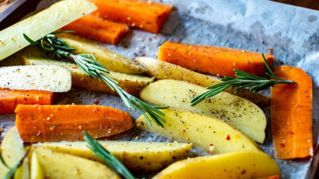 По вкусу можно приправить еще солью, перцем и добавить несколько веточек розмарина