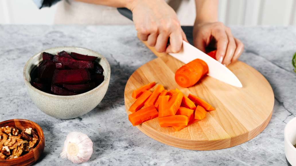 Овощи очистить, нарезать кусочками желаемых формы и размера, грецкие орехи слегка обжарить на сковороде без добавления масла. Овощи очистить, нарезать кусочками желаемых формы и размера, грецкие орехи слегка обжарить на сковороде без добавления масла.