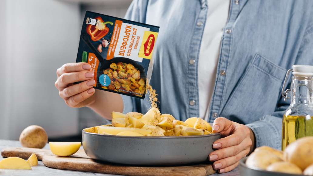 Добавить к картофелю MAGGI® Приправа для золотистого картофеля и растительное масло. 
