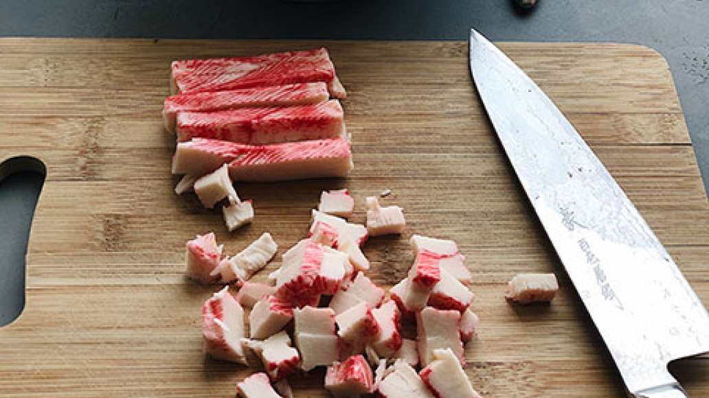Крабовые палочки нарезать кубиками. Крабовые палочки нарезать кубиками.