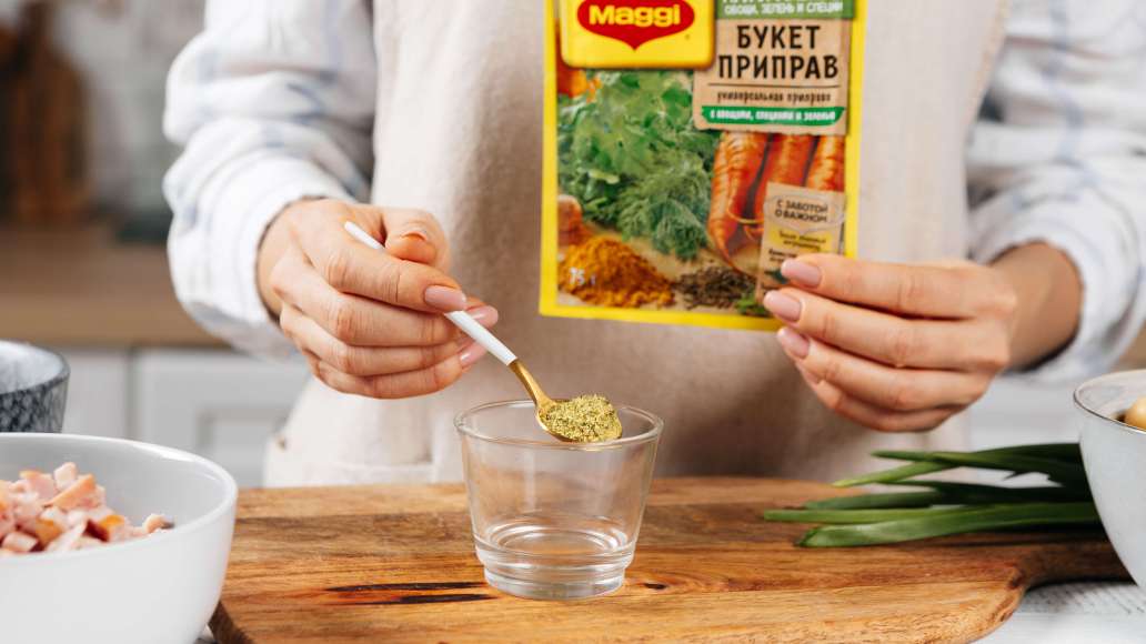 Мелко порезать ветчину. В небольшой ёмкости смешать MAGGI® Приправа универсальная Букет приправ с горячей водой, оставить на три минуты.