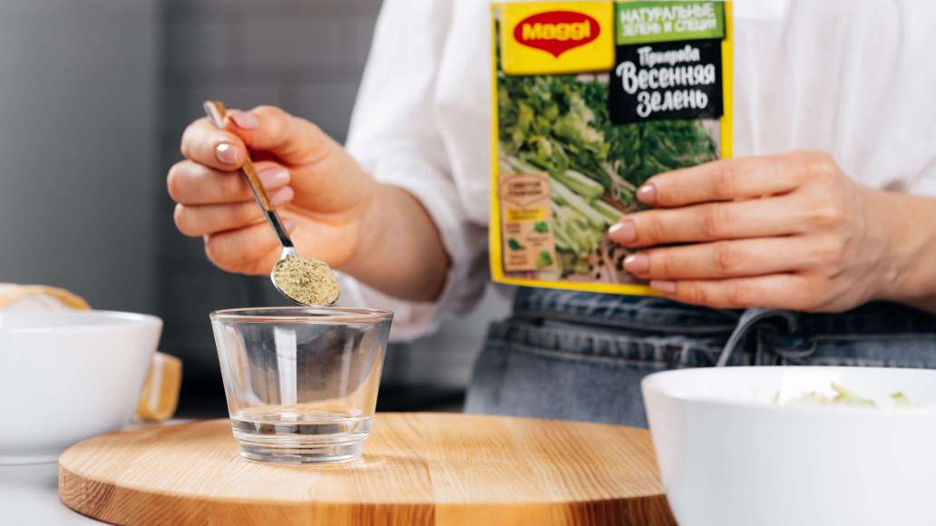 В небольшой емкости смешать MAGGI® Приправу Весенняя зелень с 6 ч. л. горячей воды. Оставить на 3 минуты. В кастрюле смешать оставшуюся воду (холодную), кефир, нежирную сметану и приправу. В небольшой емкости смешать MAGGI® Приправу Весенняя зелень с 6 ч. л. горячей воды. Оставить на 3 минуты. В кастрюле смешать оставшуюся воду (холодную), кефир, нежирную сметану и приправу.