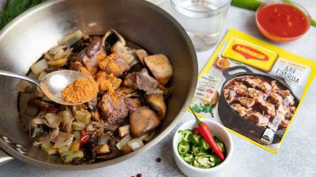 Добавить MAGGI® НА ВТОРОЕ для гуляша, воду, острый перец нарезанный колечками, помидоры в собственном соку, сметану. Тушить до готовности.