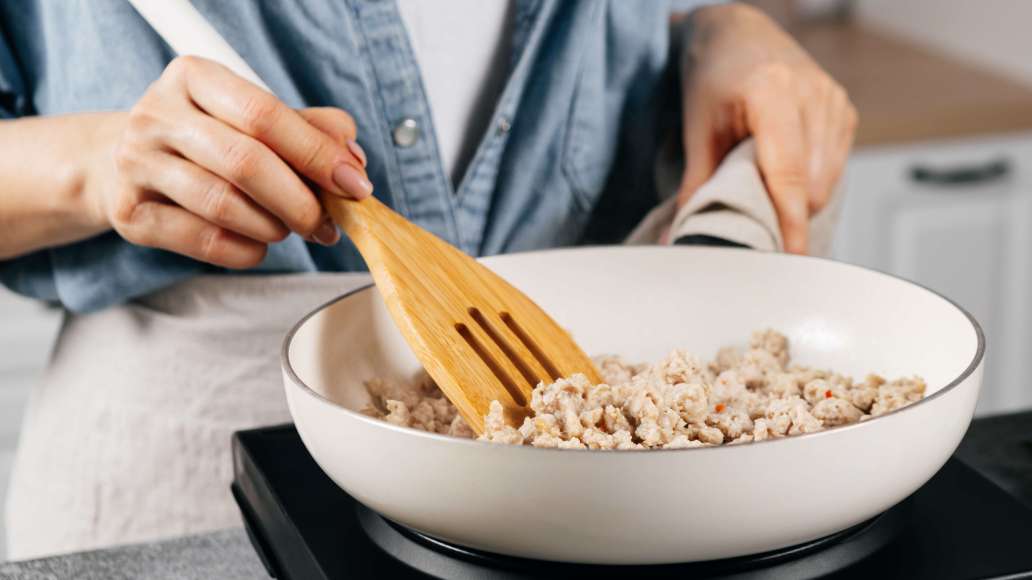 Добавить рыбный соус, сок лайма, тщательно перемешать. Довести мясо до полной готовности и рассыпчатого состояния, периодически его помешивая. Попробовать курицу на вкус и при необходимости добавить больше рыбного соуса или сока лайма. Добавить рыбный соус, сок лайма, тщательно перемешать. Довести мясо до полной готовности и рассыпчатого состояния, периодически его помешивая. Попробовать курицу на вкус и при необходимости добавить больше рыбного соуса или сока лайма.