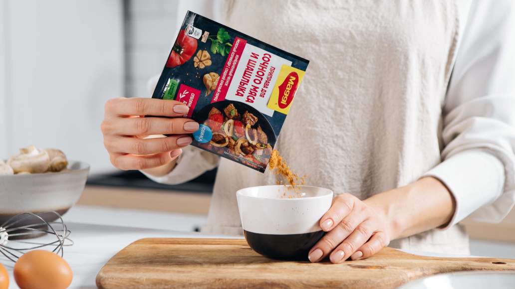 В небольшой ёмкости смешать четыре ст. л. масла с MAGGI® Приправа для сочного мяса и шашлыка.
