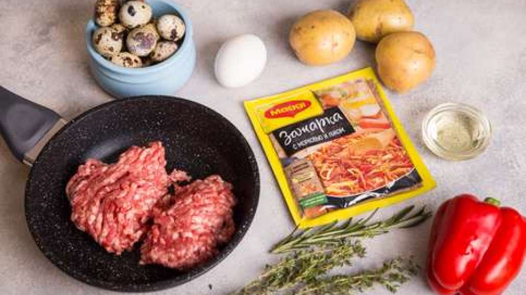 Разогреть сковородку с растительным маслом и выложить фарш. Отварить перепелиные яйца. Разогреть сковородку с растительным маслом и выложить фарш. Отварить перепелиные яйца.