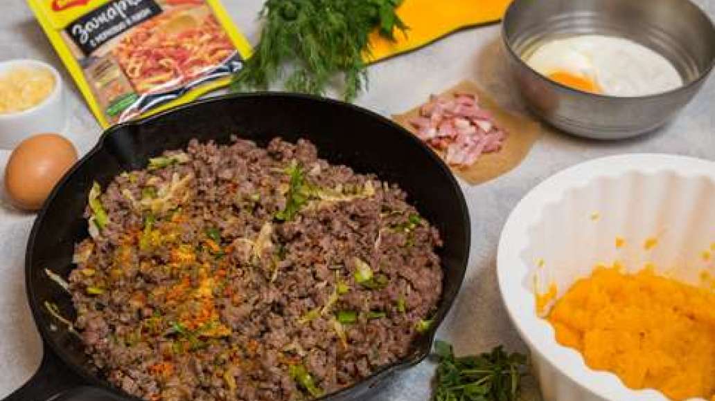 В глубокой сковородке разогреть растительное масло и обжарить лук и сельдерей, добавить фарш, сметану, MAGGI® Зажарка и зелень. Готовить, перемешивая, 10 минут и переложить в жаропрочную форму, смазанную маслом. В той же сковородке обжарить бекон, доба В глубокой сковородке разогреть растительное масло и обжарить лук и сельдерей, добавить фарш, сметану, MAGGI® Зажарка и зелень. Готовить, перемешивая, 10 минут и переложить в жаропрочную форму, смазанную маслом. В той же сковородке обжарить бекон, доба