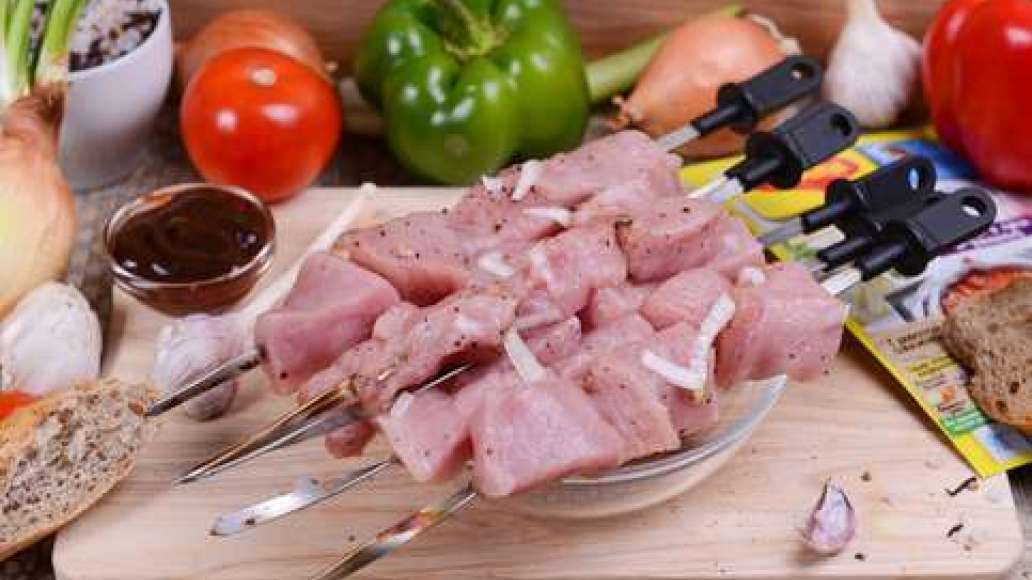 Когда мясо замаринуется, насадите его на шампуры. Когда мясо замаринуется, насадите его на шампуры.