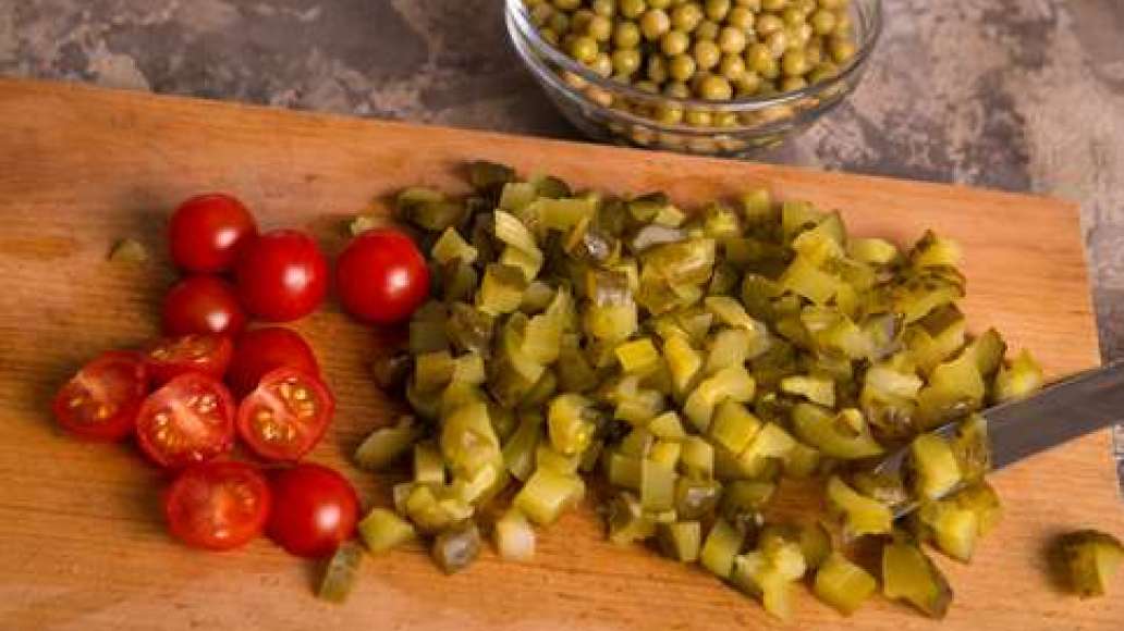 Вымыть картофель и морковь и поставить вариться. Соленые огурцы нарезать мелкими кубиками. Помидоры черри освободить от веточек и разрезать на половинки. Вымыть картофель и морковь и поставить вариться. Соленые огурцы нарезать мелкими кубиками. Помидоры черри освободить от веточек и разрезать на половинки.