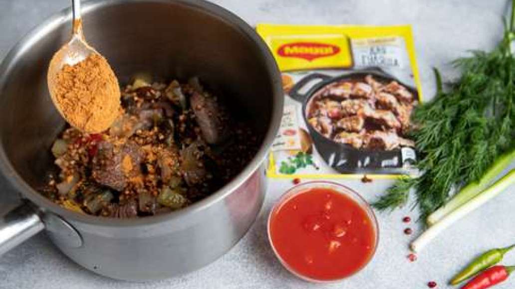 Добавить MAGGI® НА ВТОРОЕ для гуляша, воду, острый перец, нарезанный колечками, помидоры в собственном соку. Тушить до готовности. Добавить MAGGI® НА ВТОРОЕ для гуляша, воду, острый перец, нарезанный колечками, помидоры в собственном соку. Тушить до готовности.
