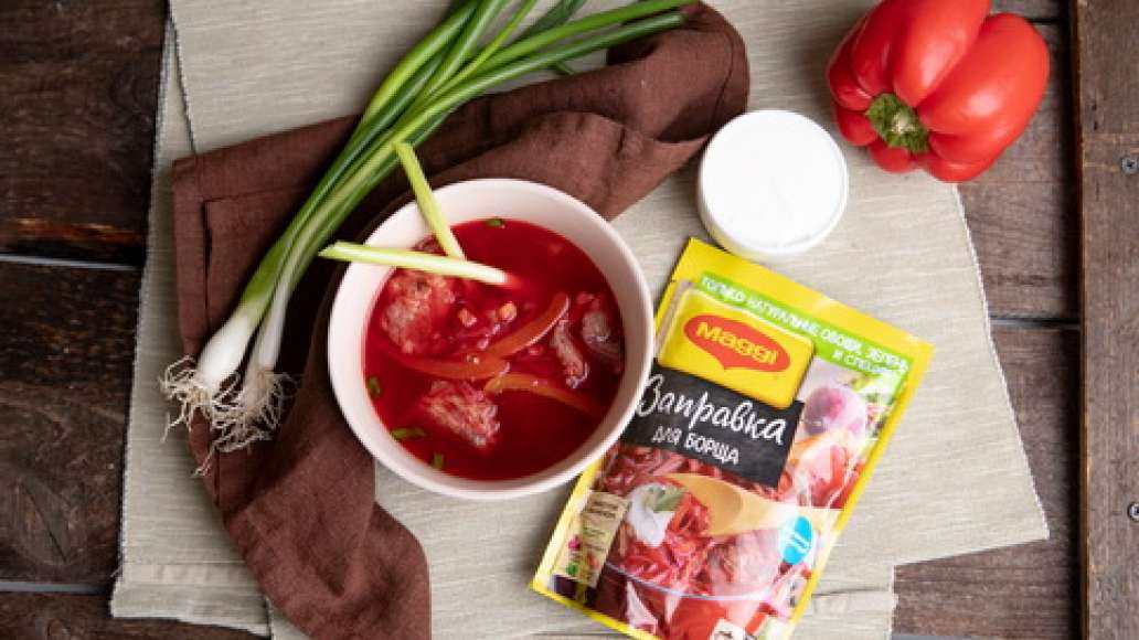 За пять минут до готовности добавить MAGGI® Заправка для борща,  мясо, нарезанную зелень. Довести до полной готовности, проверить на соль и довести до нужного вкуса.
Рекомендуем подать на стол с мелко нарезанной зеленью и сметаной.