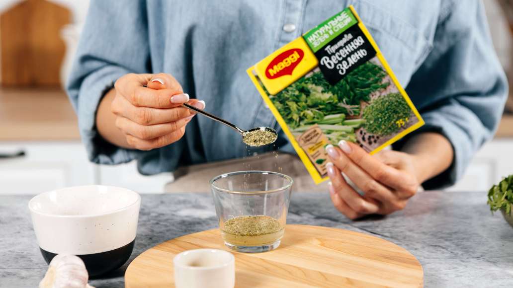 В небольшой емкости смешать MAGGI® Приправу Весенняя зелень с горячей водой, оставить на три минуты. Добавить все остальные ингредиенты для заправки и тщательно перемешать. В небольшой емкости смешать MAGGI® Приправу Весенняя зелень с горячей водой, оставить на три минуты. Добавить все остальные ингредиенты для заправки и тщательно перемешать.
