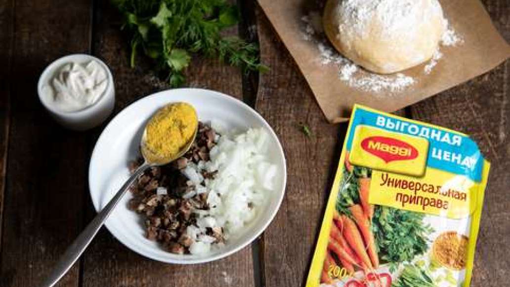 Вымесить фарш с водой, луком ,чесноком и MAGGI® Универсальная приправа. Достать тесто из холодильника, присыпать мукой стол или раскаточную доску. Вымесить фарш с водой, луком ,чесноком и MAGGI® Универсальная приправа. Достать тесто из холодильника, присыпать мукой стол или раскаточную доску.