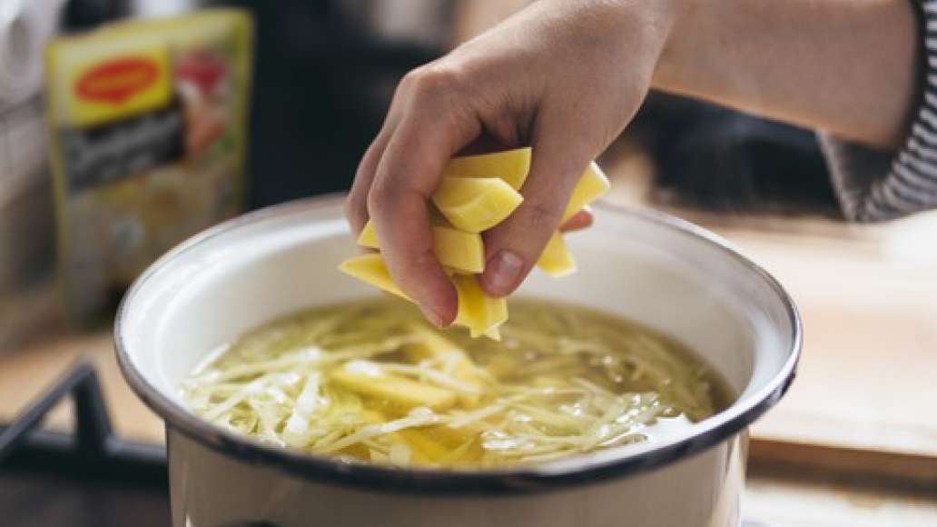 Добавить нарезанный брусочками картофель, варить 10-15 минут.
Добавить нарезанный брусочками картофель, варить 10-15 минут.