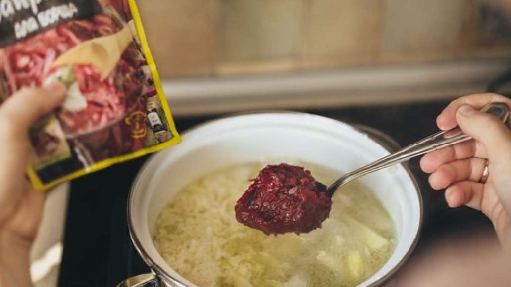 Добавить заправку MAGGI® для борща. Варить 3 минуты.
Добавить заправку MAGGI® для борща. Варить 3 минуты.
