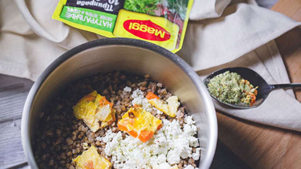 Соединить в сковородке готовые овощи, творог, готовую гречку и специи MAGGI® 10 овощей. Тщательно перемешать. Прогреть на сковороде, продолжая помешивать. Нарезать омлет кубиком и добавить к каше. Соединить в сковородке готовые овощи, творог, готовую гречку и специи MAGGI® 10 овощей. Тщательно перемешать. Прогреть на сковороде, продолжая помешивать. Нарезать омлет кубиком и добавить к каше.