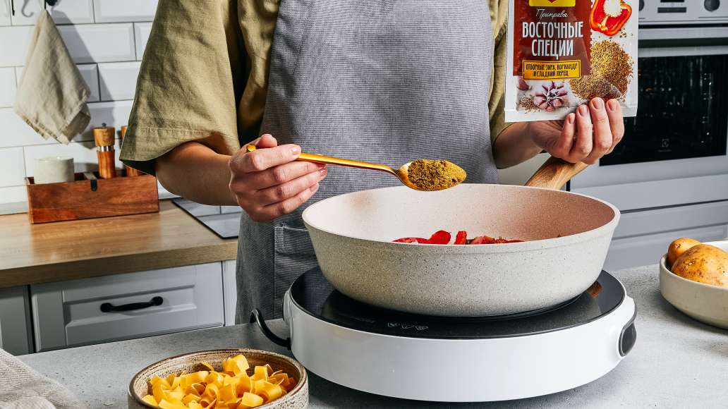 Добавьте в сковороду мясо, приправу MAGGI® Восточные специи и бульон,
перемешайте и доведите до кипения. Добавьте в сковороду мясо, приправу MAGGI® Восточные специи и бульон,
перемешайте и доведите до кипения.