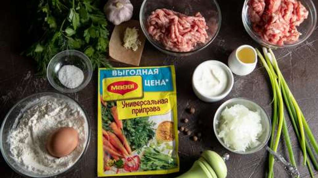 Подготовить ингредиенты. Просеять муку с добавленной солью. Яйцо взбить с холодной водой и растительным маслом. Вымесить тугое тесто, для пельменей и поставить его в холодильник под пленкой или полотенцем на 20 – 30 минут. Натереть лук и чеснок на терке. Подготовить ингредиенты. Просеять муку с добавленной солью. Яйцо взбить с холодной водой и растительным маслом. Вымесить тугое тесто, для пельменей и поставить его в холодильник под пленкой или полотенцем на 20 – 30 минут. Натереть лук и чеснок на терке.