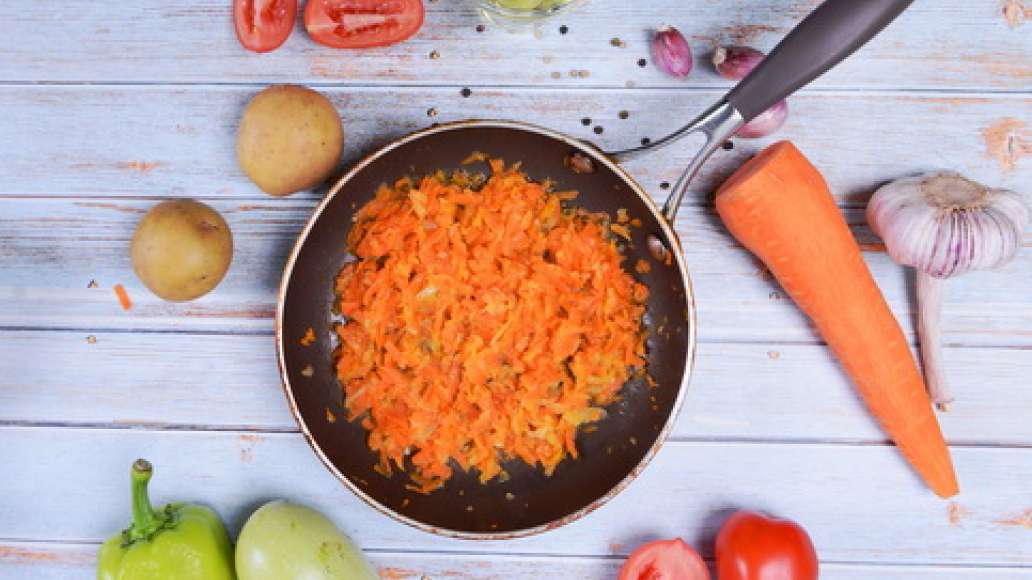 Очистите картофель и нарежьте небольшими кусочками. Измельчите лук, натрите морковь на крупной терке и обжарьте их в растительном масле на сковороде. Добавьте картофель и обжаривайте ещё 3-5 минут. Очистите картофель и нарежьте небольшими кусочками. Измельчите лук, натрите морковь на крупной терке и обжарьте их в растительном масле на сковороде. Добавьте картофель и обжаривайте ещё 3-5 минут.