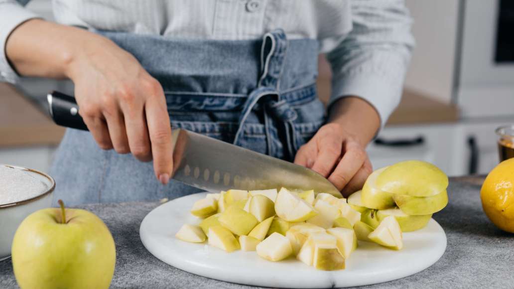 Яблоки тщательно вымыть и высушить. Нарезать крупными кубиками и добавить в толстодонную кастрюлю (эмалированную или из нержавеющей стали).