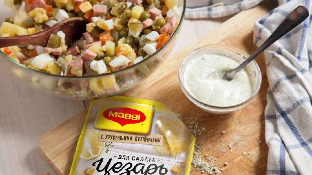Приготовить заправку: в отдельной миске смешать смесь MAGGI® для салата Цезарь с 3 столовыми ложками горячей воды и дать постоять 3-5 минут.
Добавить 5 столовых ложек майонеза и тщательно перемешать. Приготовить заправку: в отдельной миске смешать смесь MAGGI® для салата Цезарь с 3 столовыми ложками горячей воды и дать постоять 3-5 минут.
Добавить 5 столовых ложек майонеза и тщательно перемешать.