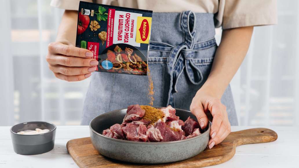 Добавить к мясу MAGGI® Приправу для сочного мяса и шашлыка и натуральный легкий майонез без соли в составе.