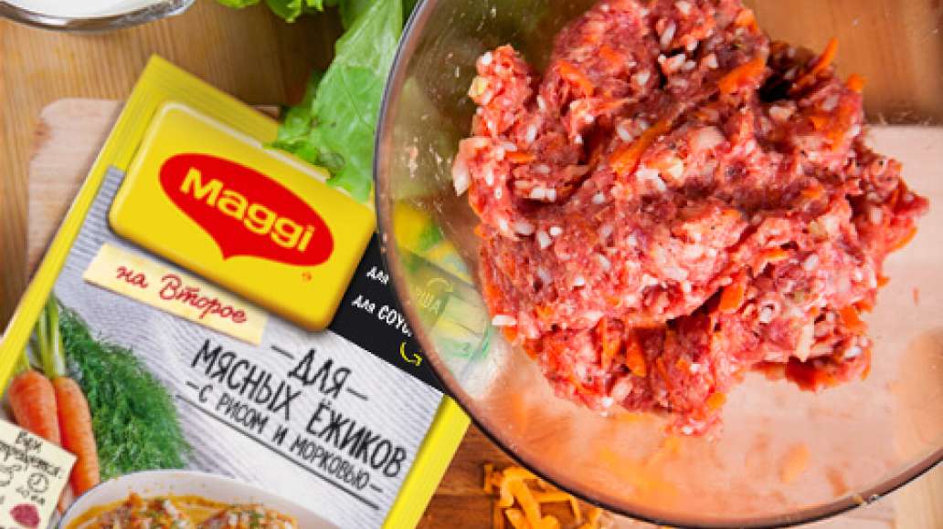Смешать фарш, овощи и рис, не cливая из риса воду, с содержимым пакетика из отделения ДЛЯ ФАРША.