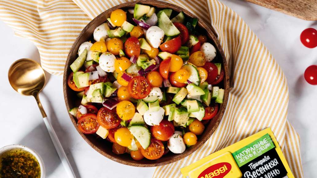 Салат с летними овощами и нежной моцареллой - рецепт приготовления с фото от Maggi.ru Салат с летними овощами и нежной моцареллой - рецепт приготовления с фото от Maggi.ru