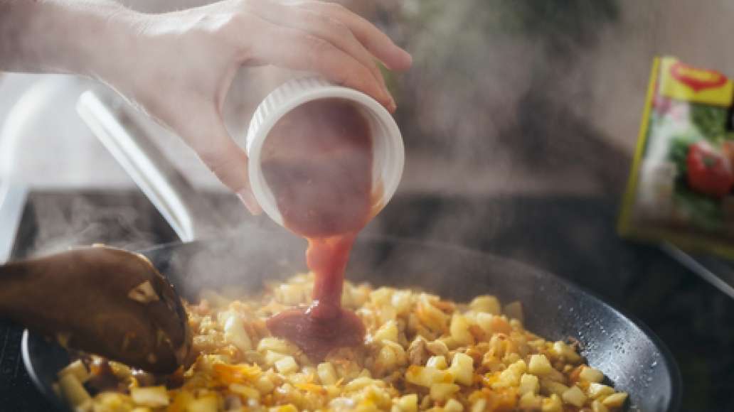Добавить томатный соус и MAGGI® Супер приправу 10 овощей, прогреть и снять с огня. Добавить томатный соус и MAGGI® Супер приправу 10 овощей, прогреть и снять с огня.