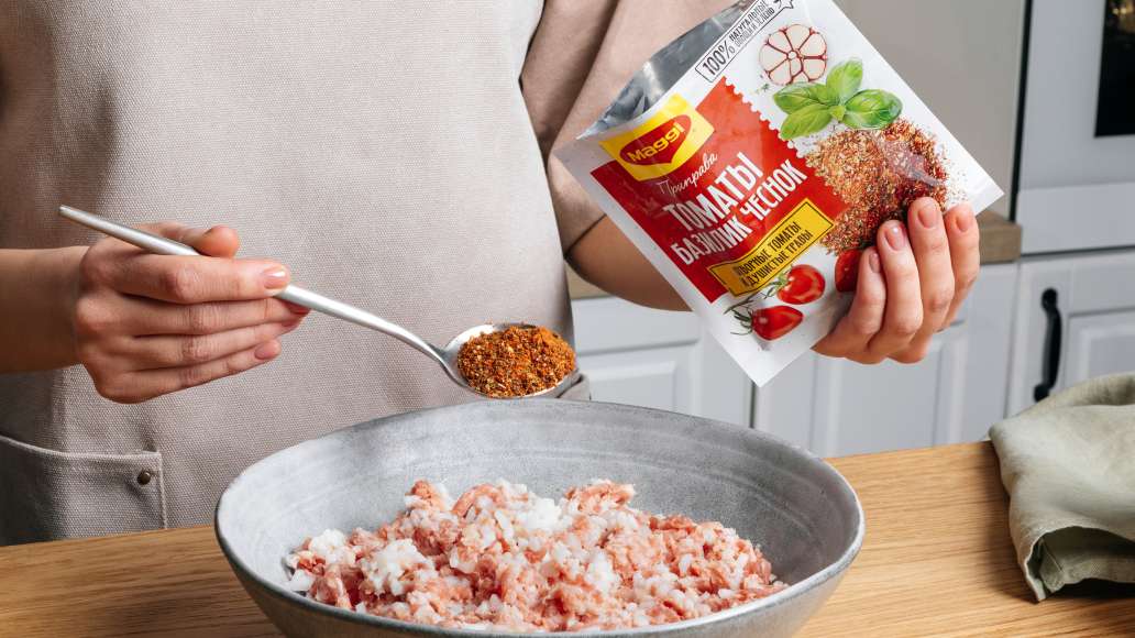 Смешайте рис с 1 нарезанным луком и фаршем, добавьте приправу MAGGI®
Томаты, Базилик, Чеснок.