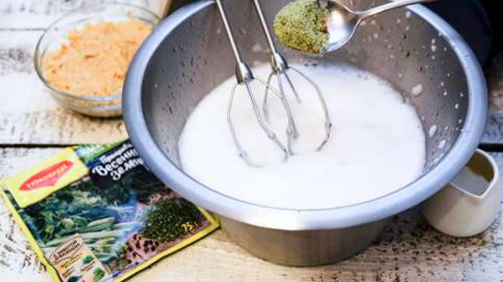 Взбить миксером жидкость от нута. Добавить нутовое пюре и  MAGGI® Приправа Весенняя зелень, тщательно перемешать.