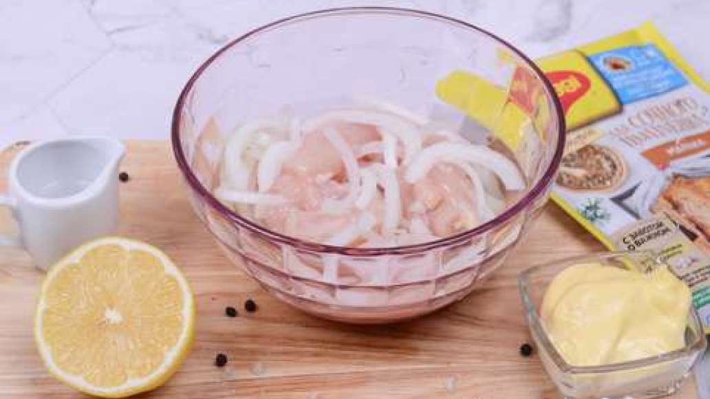 Нарежьте лук полукольцами, добавьте к мясу. Нарежьте лук полукольцами, добавьте к мясу.