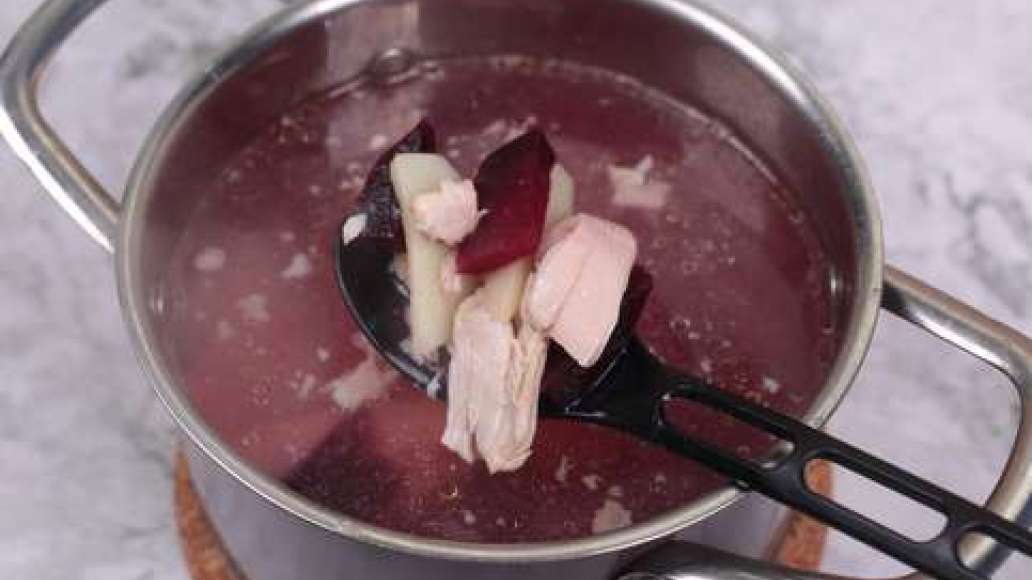 Готовый бульон процедите, мясо разделите на порционные кусочки и добавьте в бульон. Нарежьте картофель на кусочки и добавьте в кастрюлю. Свеклу нарежьте соломкой и добавьте в суп. Затем добавьте уксус. Готовый бульон процедите, мясо разделите на порционные кусочки и добавьте в бульон. Нарежьте картофель на кусочки и добавьте в кастрюлю. Свеклу нарежьте соломкой и добавьте в суп. Затем добавьте уксус.