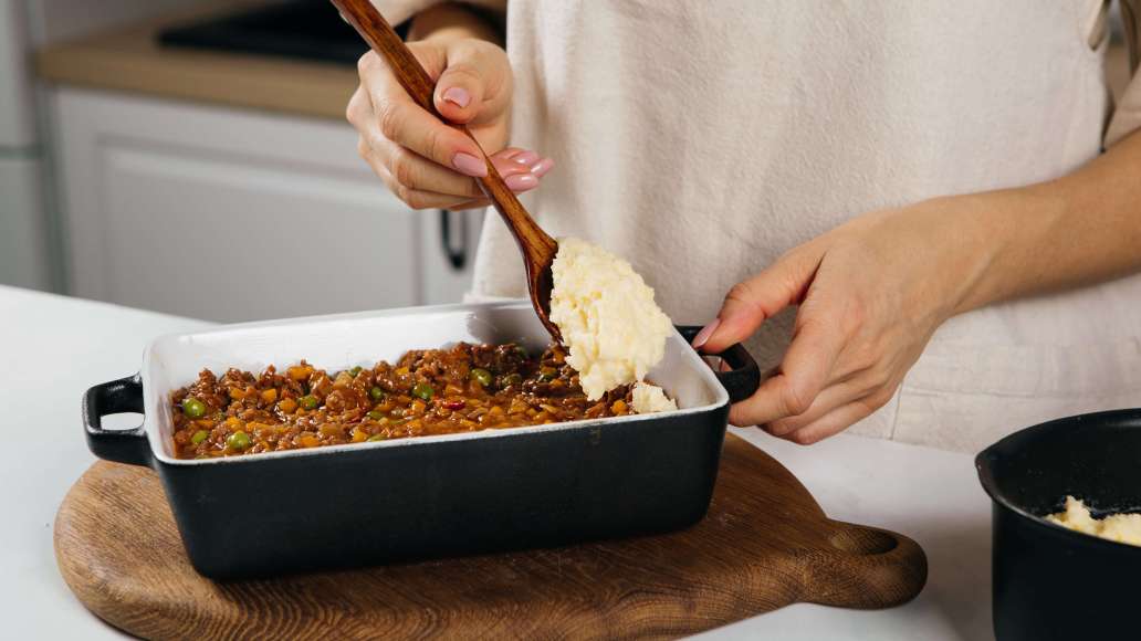Выложить в форму мясную массу и равномерно распределить. Затем сверху мясного слоя распределить картофельное пюре. Запекать 20-30 минут. Перед подачей дать блюду остыть в течение 10-15 минут. Выложить в форму мясную массу и равномерно распределить. Затем сверху мясного слоя распределить картофельное пюре. Запекать 20-30 минут. Перед подачей дать блюду остыть в течение 10-15 минут.