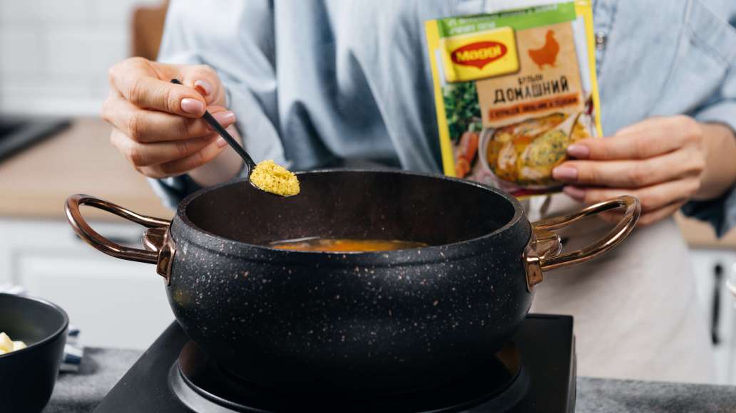 Добавить воду и довести до кипения. Добавить MAGGI® Бульон домашний с курицей, кабачок и варить 5 минут. Пюрировать суп погружным блендером.