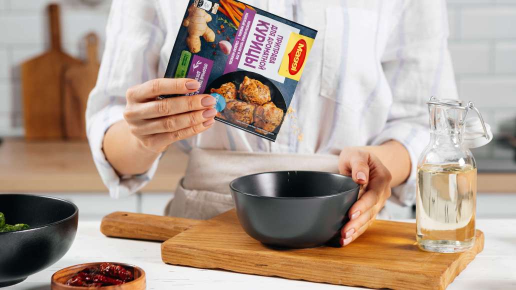 Заранее разморозить шпинат. В отдельной небольшой ёмкости смешать MAGGI® Приправа для ароматной курицы и растительное масло. Заранее разморозить шпинат. В отдельной небольшой ёмкости смешать MAGGI® Приправа для ароматной курицы и растительное масло.