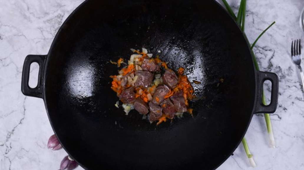 Измельчите лук, натрите морковь на крупной терке. Добавьте к мясу и продолжайте обжаривать 3-5 минут, постоянно помешивая. Измельчите лук, натрите морковь на крупной терке. Добавьте к мясу и продолжайте обжаривать 3-5 минут, постоянно помешивая.