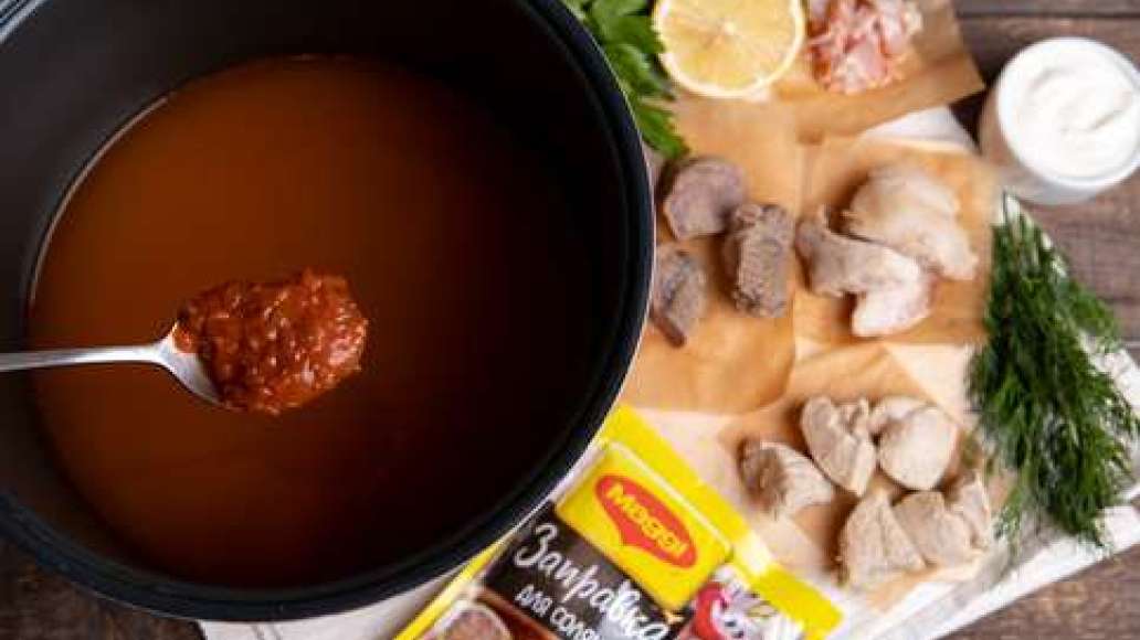 За пять минут до готовности добавить MAGGI® Заправка для солянки, подготовленное мясо и нарезанную зелень. Довести до полной готовности, проверить на соль и довести до нужного вкуса. За пять минут до готовности добавить MAGGI® Заправка для солянки, подготовленное мясо и нарезанную зелень. Довести до полной готовности, проверить на соль и довести до нужного вкуса.